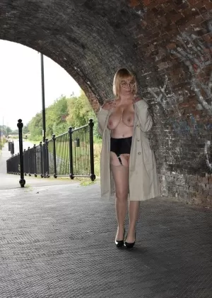 Любительница марихуаны Кэссиди устраивает голую возню в общественном парке