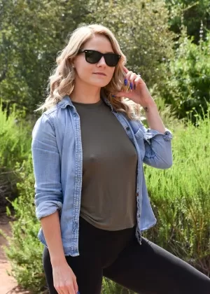 нахальная милфа в очках Kitty Lynxxx обнажает свои потрясающие великолепные изгибы