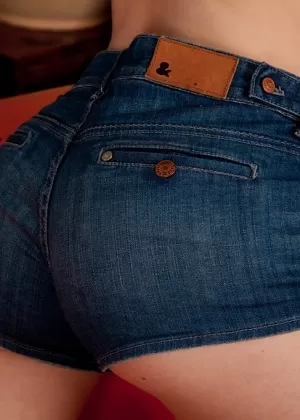 Любительская красотка с крошечными сиськами Джина Герсон хвастается на высоких каблуках