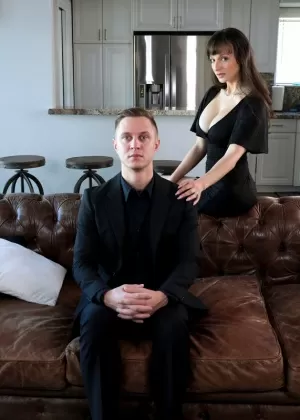 Грудастая брюнетка Лекси Луна соблазняет своего друга мужчину без нижнего белья