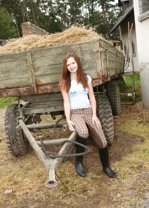 Грязная красотка в сапогах Синди играет с огромным дилдо на открытом воздухе