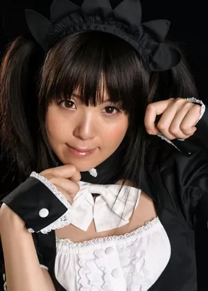 Симпатичная японская горничная ест сперму со своих пальцев после дрочки