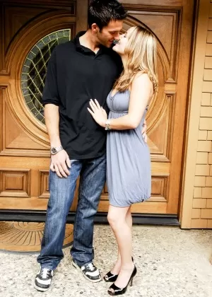 Сексуальная блондинка Тристан Булл в черных стрингах целует парня, трахающего наездницу в саду