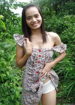 Сексуальная красотка Лана Лейн сверкает своими сиськами и раздвигает ноги на открытом воздухе