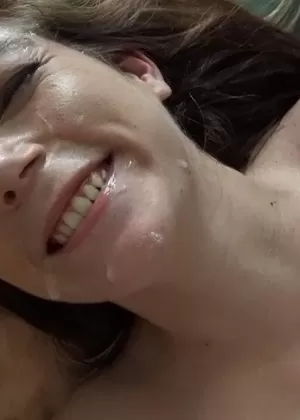 Высокая женщина с темными волосами Бьянка Бриз сосет и трахает член в режиме POV