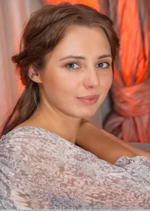 Евро девушка по соседству Чанис показывает крошечные сиськи и киску, позируя обнаженной