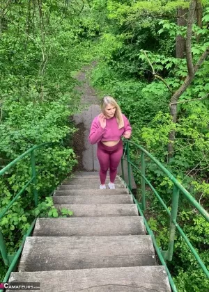 Милая любительница средних лет Сьюзи обнажает свою задницу и сиськи, стоя на пешеходном мосту