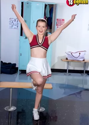 18-летняя болельщица Лекси раздевается до носков и кроссовок в раздевалке