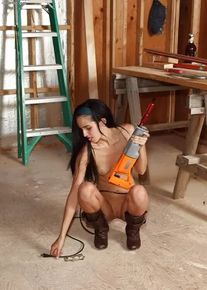 Голая блондинка Кейси принимает машинный фаллоимитатор в свою бритую киску