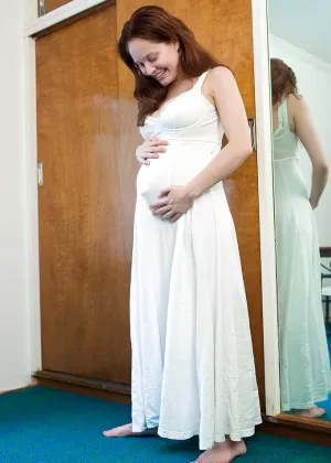 Беременная женщина Алисия Сильвер демонстрирует свой раздутый живот в обнаженном виде