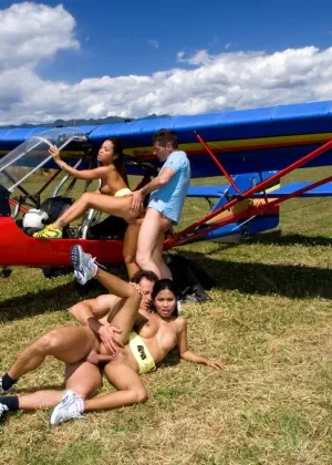 Рыжая порнозвезда Дженни Чу позирует в своем сексуальном нижнем белье на коленях