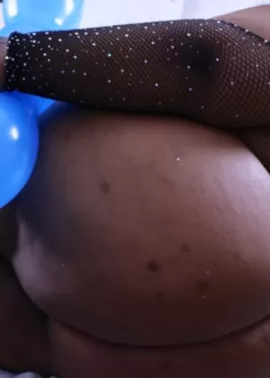 Блондинка SSBBW Джейд Роуз мастурбирует секс-игрушками на диване на каблуках