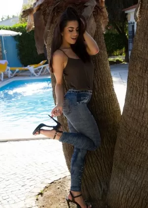 Порнозвезда Келси Монро демонстрирует большую попу в стрингах рядом с бассейном