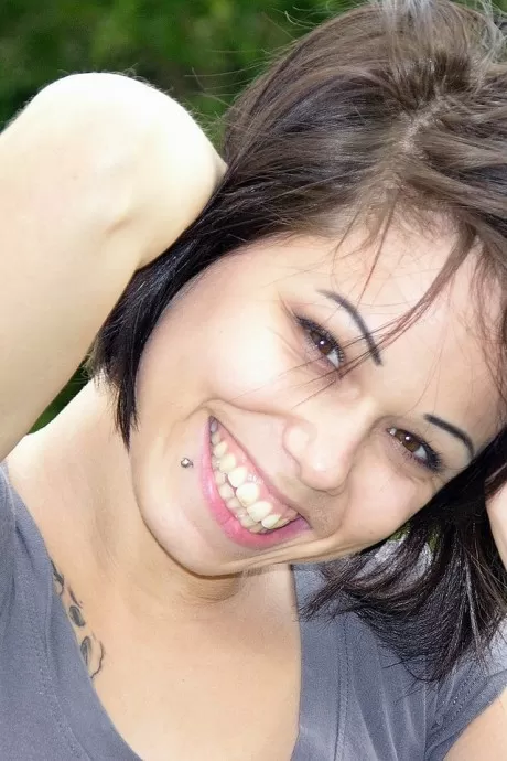 Миниатюрная любительница щеголяет красными ногтями во время работы моделью в обнаженном  16