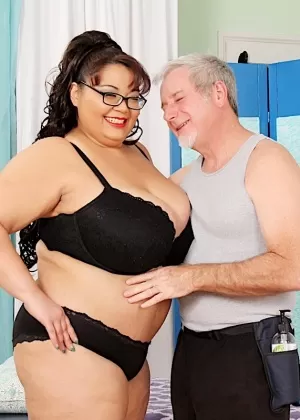 Черная толстушки Хизер Мейсон сосет член белого мужчины после того, как он погладил ее голую киску