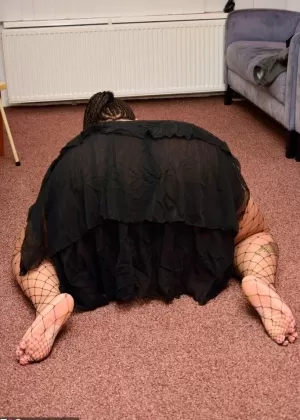 SSBBW надевает маску, обнажая свои огромные отвисшие сиськи и массивную задницу