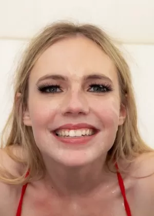 Грудастая блондинка Тара Спейдс покрывается спермой во время сцены буккаке