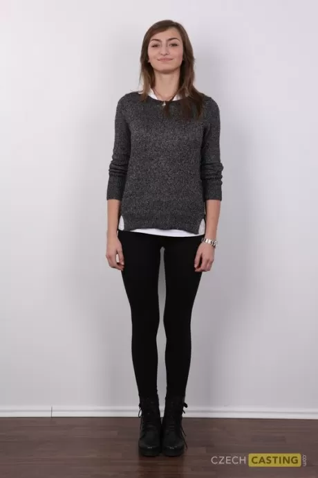 Любительская девушка Элиска присаживается для киски крупным планом после раздевания догола