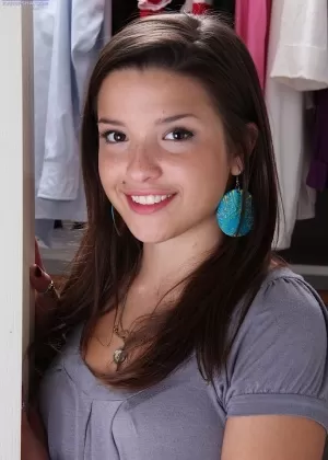 Сладкая любительница-подросток раздевается и раздвигает ноги в раздевалке