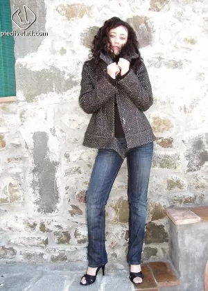 Лучшие подруги сверкают молоденькими сиськами на снегу и наслаждаются горячей лесбийской оргией на лыжной базе