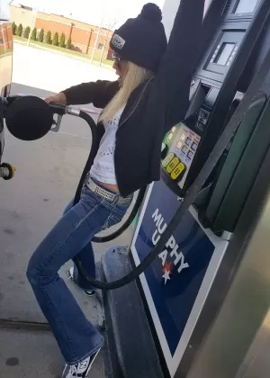 Молодая брюнетка Каролина мастурбирует, впервые позируя обнаженной