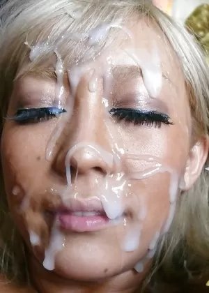 Японская молоденькая получает жестокую сперму на лицо во время групповухи