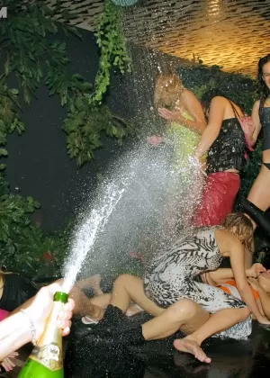 Студенты колледжа улучшают свою сексуальную жизнь с помощью группового секса.