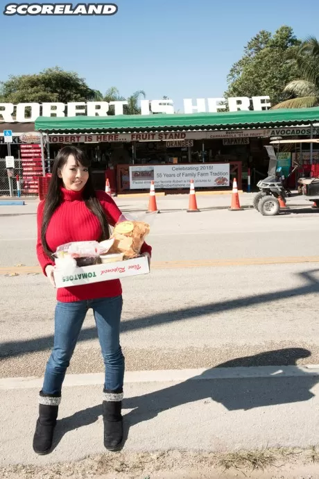 Азиатская девушка с длинными волосами Хитоми заполняет свой красный свитер в не обнаженном виде