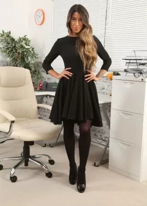 Сексуальная секретарша Серенити обнажает свои увеличенные сиськи на работе в чулках и туфлях на каблуках