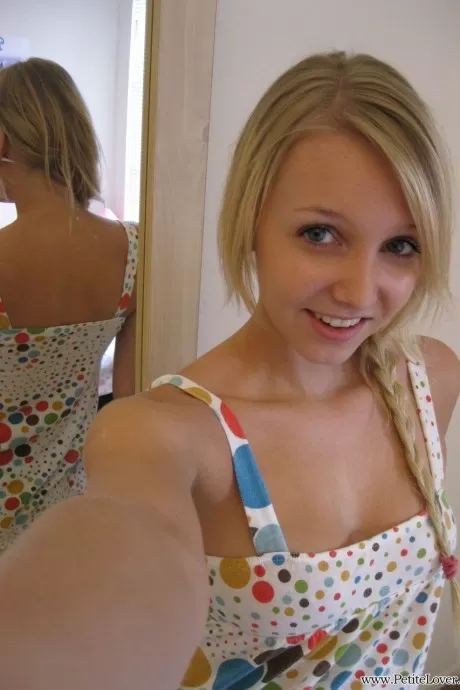 Блондинка-новичок обнажает свои сиськи и пизду для селфи в зеркале