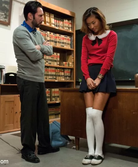 Непослушная азиатская студентка получает свое наказание, находясь в подземелье