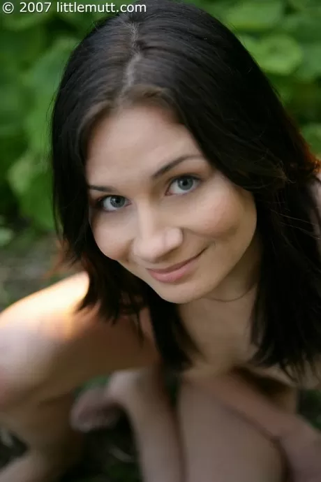 Симпатичная молодая девушка Коррин полностью раздевает 16