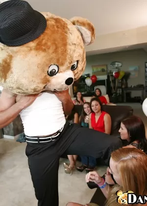 Горячая шлюха получает сперму между своих больших грудей на домашней секс-вечеринке