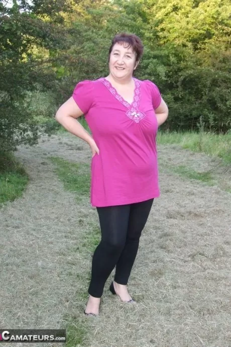 Коротко стриженная зрелая сучка кудрявая Кэрол раздевается догола и шал 1