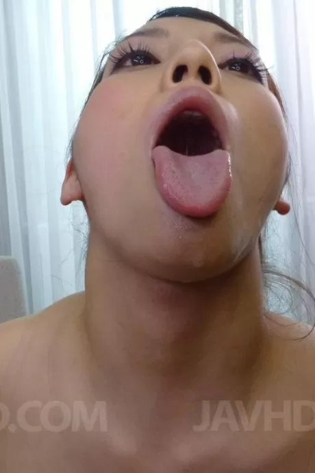 Азиатка Рей Мидзуна получает реки спермы в рот от отсосанных инструментов