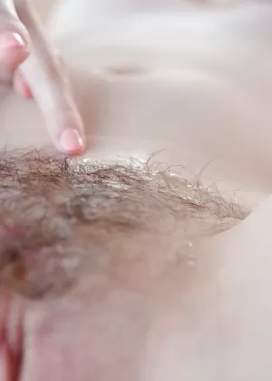 Рыжеволосый евро-новичок обхватывает накрашенными красными губами длинный член