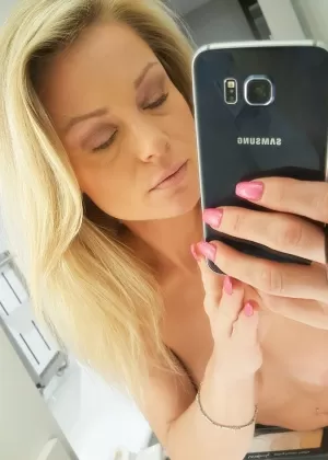 Любительская модель делает голые и не голые селфи в ванной комнате в зеркале