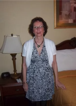 Кудрявая зрелая женщина любит посылать своему молодому партнеру провокационные фотографии