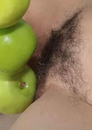 Возбужденная красотка раздевается догола и мастурбирует свою пизду стеклянной игрушкой