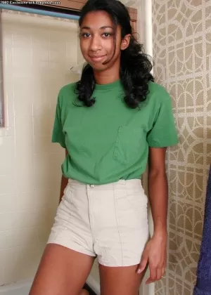 Кудрявая толстушка негритянка Иветт демонстрирует свои потрясающие большие сиськи