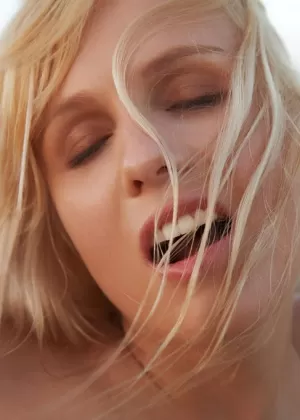 Латиноамериканская красотка Шайла Хейз позирует в сексуальном бикини на открытом воздухе и раздевается