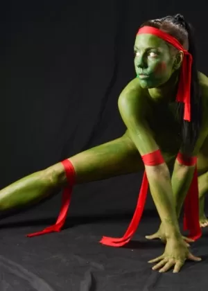 Любительская модель Шана Лейн демонстрирует свои движения ниндзя в обнаженном виде