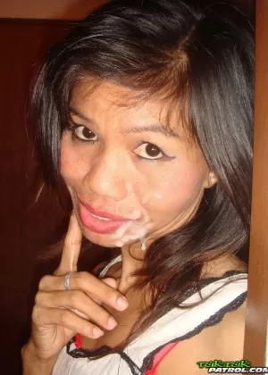 Миниатюрная тайская проститутка раздевается для секс-туриста в номере мотеля