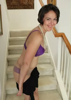 Красивая зрелая женщина Карлита Джонсон снимает атласное нижнее белье, чтобы раздвинуть попку