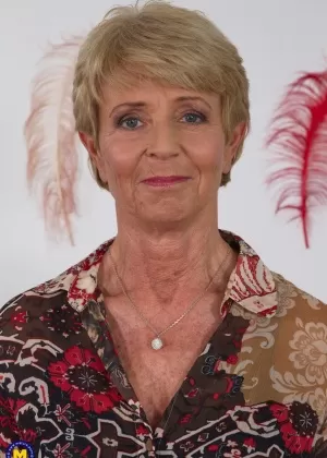 Блондинка бабушка мастурбирует в прозрачных чулках во время своей обнаженной премьеры