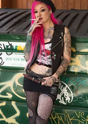 Дымящаяся горячая блондинка студентка Кэти Белл принимает невероятно болезненный анальный трах