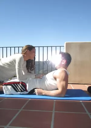 Молоденькая подружка брюнетка Диллион делает отличный минет этому члену