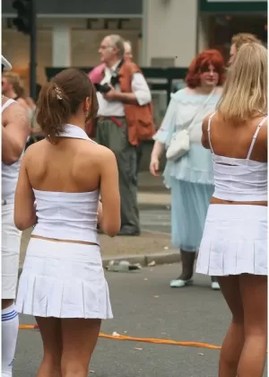 Вуайерист шпионит за блондинистой красоткой Джуэл Дженсен, которая тренируется и раздевается