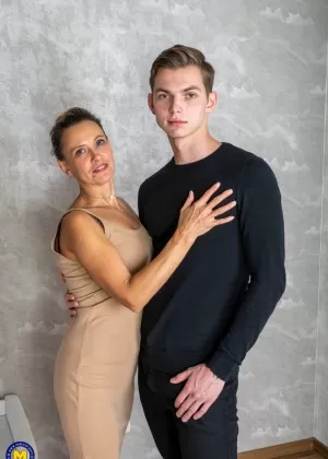 Старая любительница получает сперму на лицо после того, как трахнула своего молодого пасынка