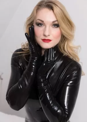 Натуральная рыжая Саманта расстегивает молнию, чтобы обнажить свои сиськи и киску на кухне